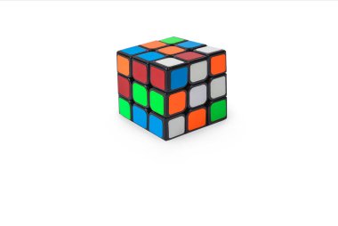 Beyaz bir arka plan üzerinde izole Rubik küpü