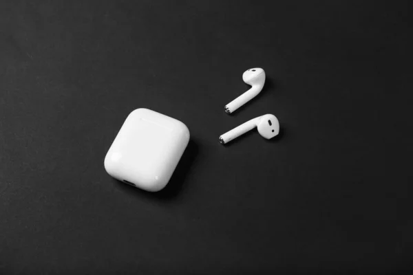 Bezprzewodowe Stylowe Białe Słuchawki Futerałem Czarnym Tle — Zdjęcie stockowe