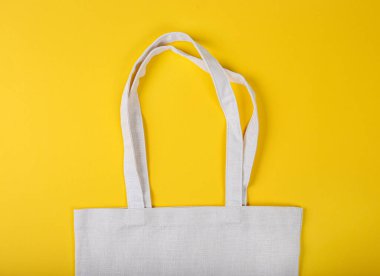 Sarı arka planda eko torba. Metin için fotokopi çekilen bir yer. Ekoloji Kurtarma Konsepti. Üst görünüm.