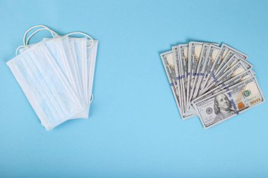 Tıp ve para kavramı. Koronavirüsün sebep olduğu küresel dünya krizi. Tıbbi maskeler ve para, düz döşeme, kopyalama