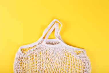 Renkli arka planda yeniden kullanılabilir alışveriş torbası. Ekolojik kavram. Pamuk torbası alışverişinin en üst görüntüsü. Çevreye önem vermek ve plastiğin reddedilmesi. Kopyalama alanı olan üst görünüm
