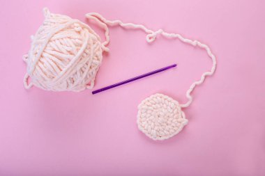 Tığ işi kancalı bitmemiş örgü projesi. Pembe kadın konsepti. Boşluğu kopyala