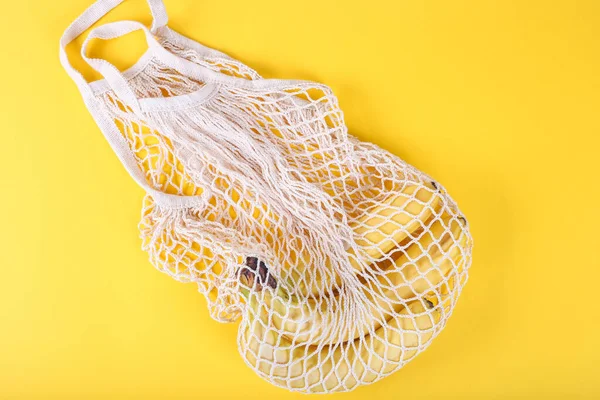 Mehrweg Einkaufstasche Mit Frischen Bananen Auf Gelbem Hintergrund Ökologisches Konzept — Stockfoto