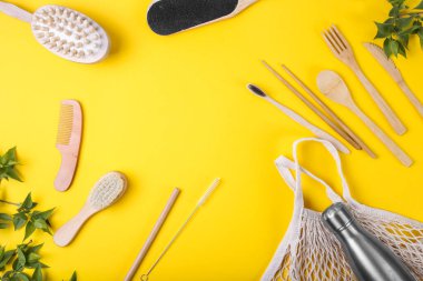 Çevre dostu bambu çatal bıçak takımı, yeniden kullanılabilir su torbası. Sürdürülebilir yaşam tarzı. Plastiksiz konsept. Üst görünüm, düz görünüm, model