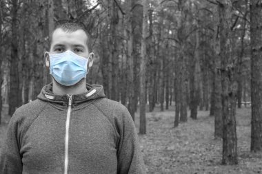 Tıbbi maskeli Avrupalı bir adam. Coronavirus. Salgın bulaşıcı konsept. Metin için alanı kopyala