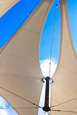 üçgen modern lüks tente mavi gökyüzü ve gün ışığı yansıması ile