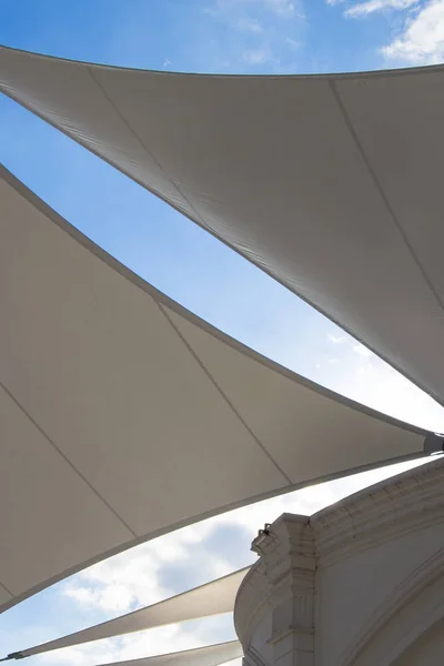 Driehoek moderne luxe luifel met blauwe hemel en zonneschijn reflectie Stockafbeelding