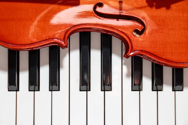 Viool op de piano toetsen close-up look Stockfoto