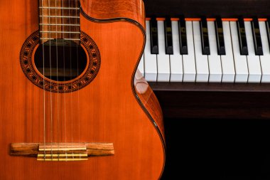 müzik arka plan kopya alanı ile piyano tuşları üzerinde klasik gitar yakın çekim
