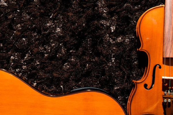 Guitarra clássica e violino close-up vista sobre fundo escuro — Fotografia de Stock