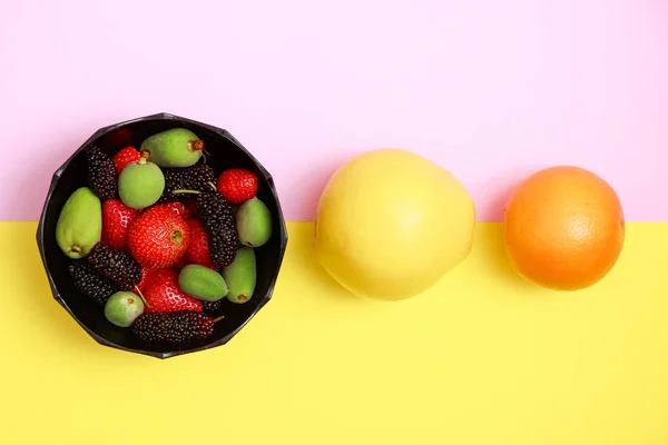 Lekker met zomer fruit op een verse plat lag achtergrond. Kers, blackberry, aardbei, kweepeer, oranje. Platte bovenaanzicht Rechtenvrije Stockfoto's