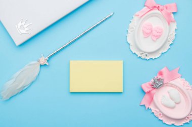 Taş dekorasyon, not defteri, kuş saç kalem, şerit ile güzel pastel pembe düzen, kalpleri mavi arka plan, üstten görünüm, düz yatıyordu, sınır. Bebek duş ya da anneler günü tebrik kavramı