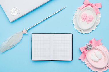 Taş dekorasyon, not defteri, kuş saç kalem, şerit ile güzel pastel pembe düzen, kalpleri mavi arka plan, üstten görünüm, düz yatıyordu, sınır. Bebek duş ya da anneler günü tebrik kavramı