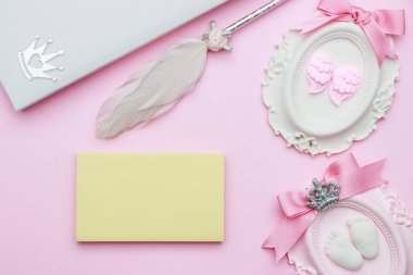 Taş dekorasyon, not defteri, kuş saç kalem, şerit ile güzel pastel pembe düzen, kalpleri pembe bir arka plan, üstten görünüm, düz yatıyordu, sınır. Bebek duş ya da anneler günü tebrik kavramı