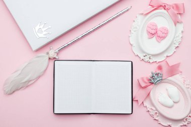 Taş dekorasyon, not defteri, kuş saç kalem, şerit ile güzel pastel pembe düzen, kalpleri pembe bir arka plan, üstten görünüm, düz yatıyordu, sınır. Bebek duş ya da anneler günü tebrik kavramı