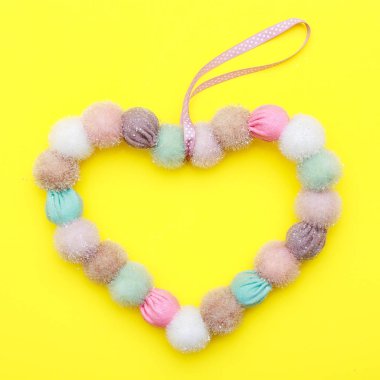 Kalp sembol Püskül kumaş ve yaprakları düz yatıyordu arka plan üzerinde yapılmış. Mutlu anneler ve Sevgililer günü veya düğün