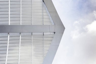 Metal yapı gökyüzünü bulutlandırır