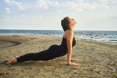 Pratik Yoga çeşitli teşkil etmektedir (asana kadın)