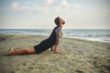 Pratik Yoga çeşitli teşkil etmektedir (asana kadın)
