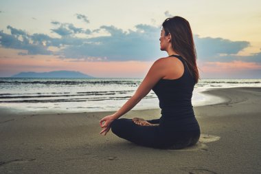 Pratik Yoga çeşitli teşkil etmektedir (asana kadın)