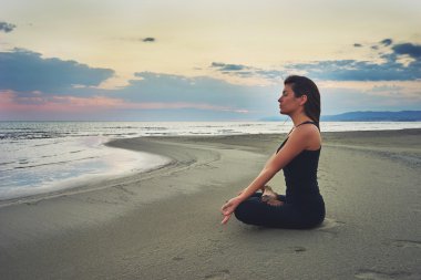 Pratik Yoga çeşitli teşkil etmektedir (asana kadın)