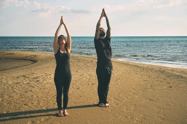 Mujer practicando yoga en varias poses (asana ) — Foto de Stock