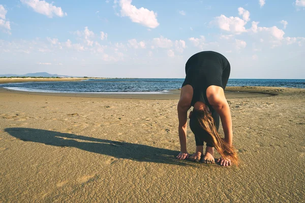 Frau praktiziert Yoga in verschiedenen Posen (Asana)) — Stockfoto