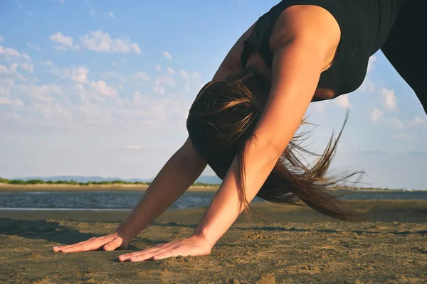 Donna che pratica yoga in varie pose (asana ) — Foto Stock