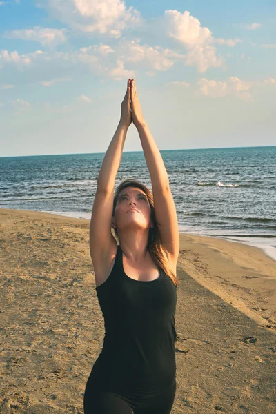 Mujer practicando yoga en varias poses (asana ) — Foto de Stock