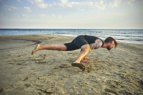 Frau praktiziert Yoga in verschiedenen Posen (Asana)) — Stockfoto