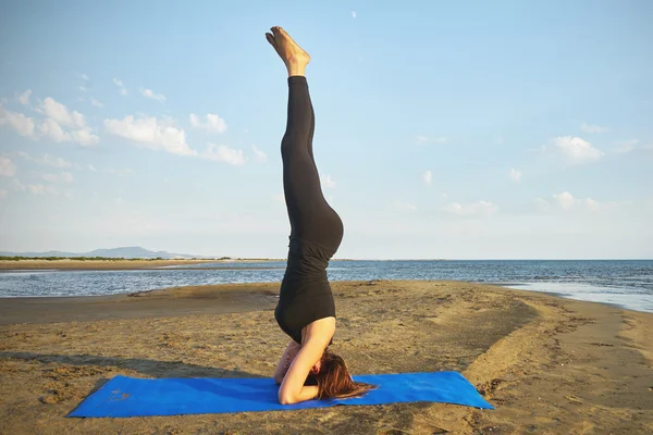 Frau praktiziert Yoga in verschiedenen Posen (Asana)) — Stockfoto