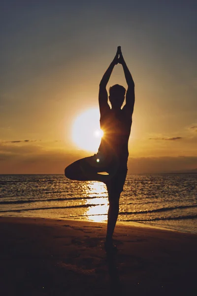 Uomo che pratica yoga in varie pose (asana ) — Foto Stock