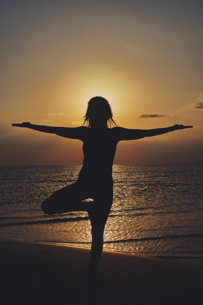 Frau praktiziert Yoga in verschiedenen Posen (Asana)) — Stockfoto