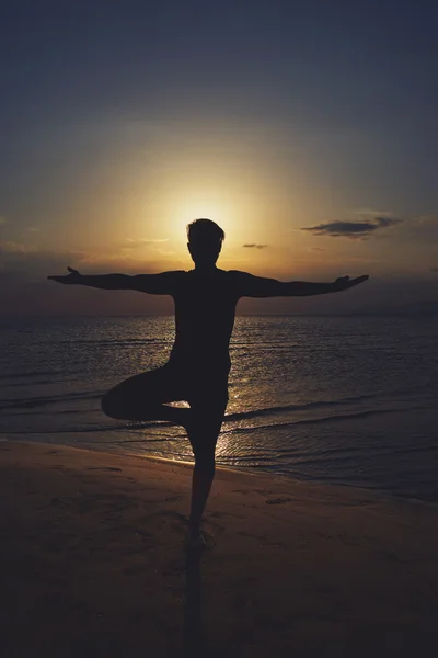 Uomo che pratica yoga in varie pose (asana ) — Foto Stock