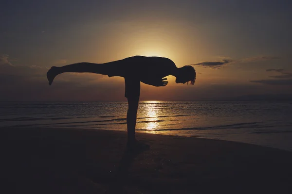 Uomo che pratica yoga in varie pose (asana ) — Foto Stock