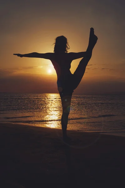 Frau praktiziert Yoga in verschiedenen Posen (Asana)) — Stockfoto