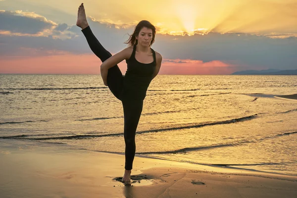 Frau praktiziert Yoga in verschiedenen Posen (Asana)) — Stockfoto