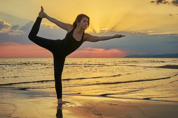 Frau praktiziert Yoga in verschiedenen Posen (Asana)) — Stockfoto