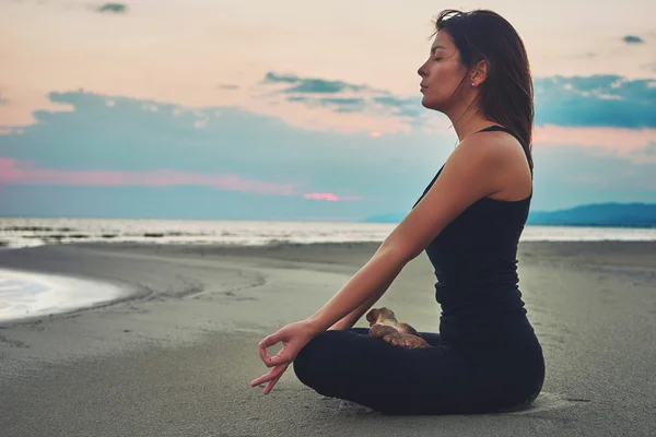 Mujer practicando yoga en varias poses (asana ) — Foto de Stock