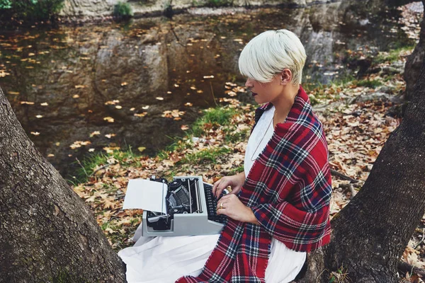 Ağaçta oturuyor ve typin genç bir kadınla Vintage kavramı