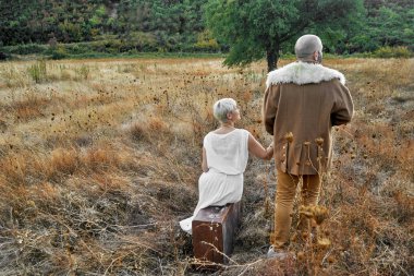 Çift alanında, açık havada arka plan ile Vintage kavramı.