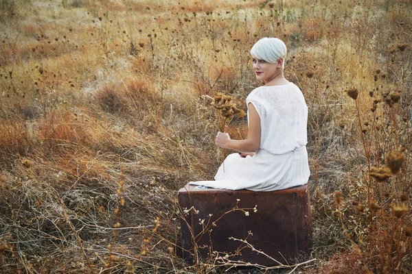 Conceito vintage com uma jovem segurando um buquê de fluxo seco — Fotografia de Stock