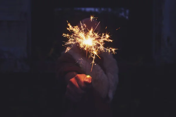 Hombre mano celebración sparkler en la noche . — Foto de Stock