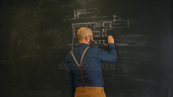 黒板に地面を描くビジネスマン — ストック動画
