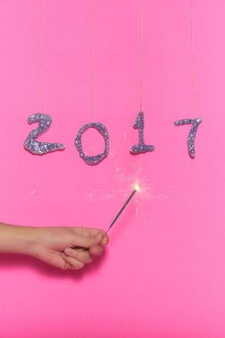 glitter ve kadının el bir pırıltılı pink tutarak ile yapılan 2017