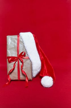 Noel Baba kulübe kırmızı arka plan ile kutusu hediye