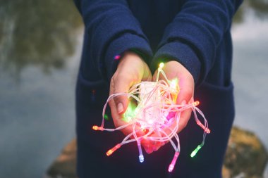 Renkli Noel ormanda, kış günü ışık tutan kadın