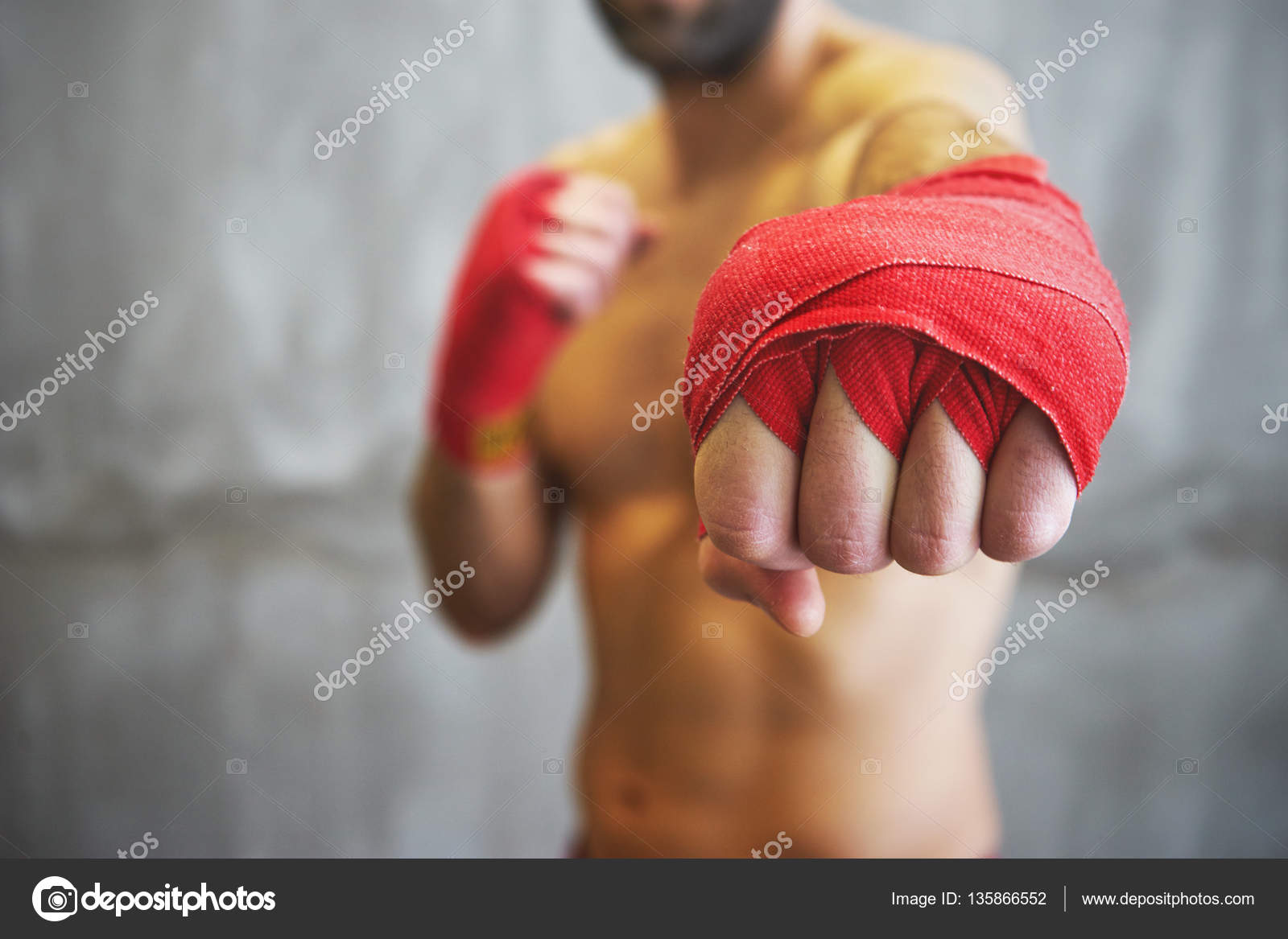 Disparo de manos envueltas con cinta de boxeo roja de pelea de boxeadores  jóvenes: fotografía de stock © chatsimo #135866552