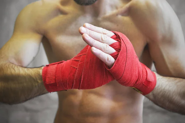 Tiro de mãos embrulhadas com fita de boxe vermelho de luta boxer jovem — Fotografia de Stock