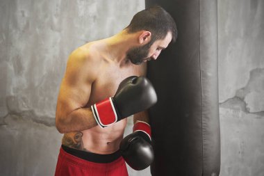 Kum torbası ile egzersiz yapan Boxer erkek 